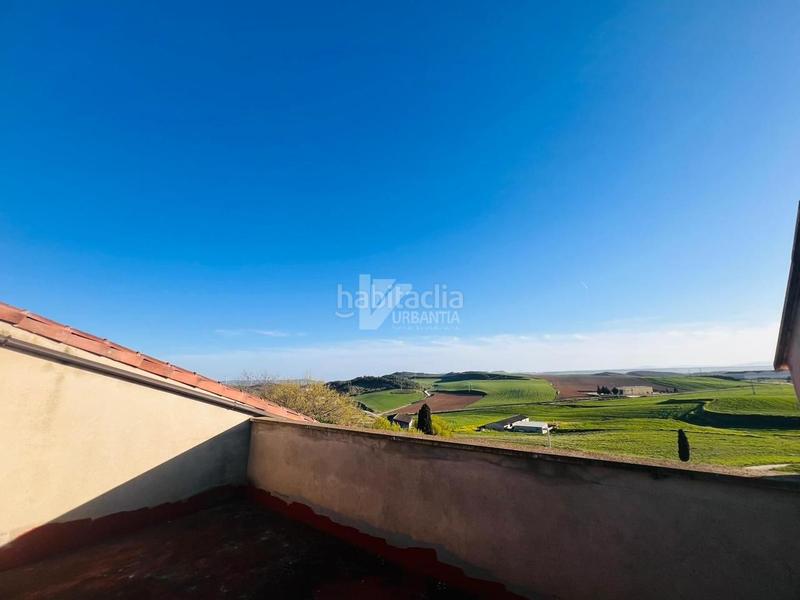 Foto b86ae43a-aeee-4df3-b0c4-56205785dd97. Casa adossada amb aparcament a Larraga