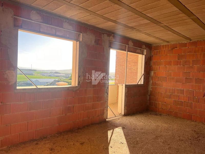 Foto d2bcef39-9767-4b55-b137-d8acbad5d924. Casa adossada amb aparcament a Larraga