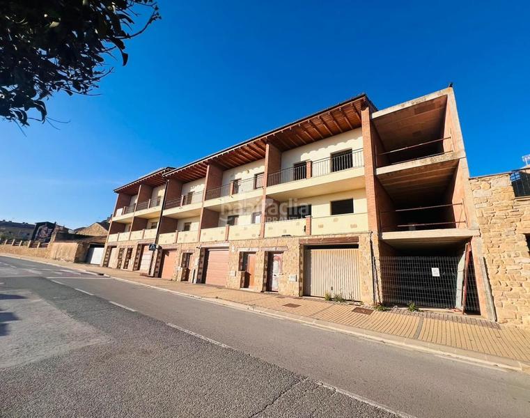 Foto fcdb41fc-0700-4aa8-b2d5-a64d0c2b2c99. Casa adossada amb aparcament a Larraga