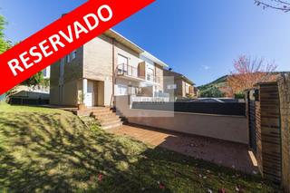 Casa bifamiliare  Camino real. Magnífico unifamiliar pareado en gorraiz, en parcela de 265 m2 y