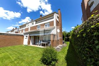 Casa aparellada  Gurimendi. Magnifica vivienda unifamiliar pareada en olaz