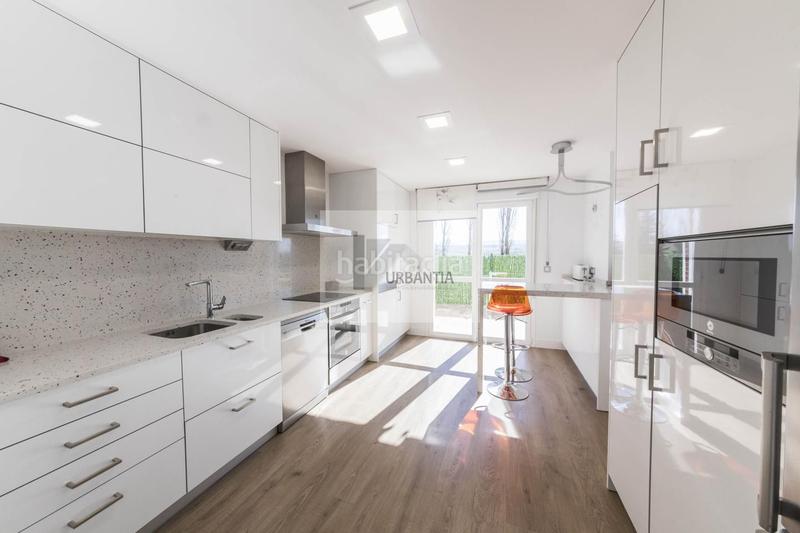 Foto d8c3dadb-ec83-44af-b0dc-67879375b24f. Ground floor with heating parking in Mendillorri Pamplona / Iruña