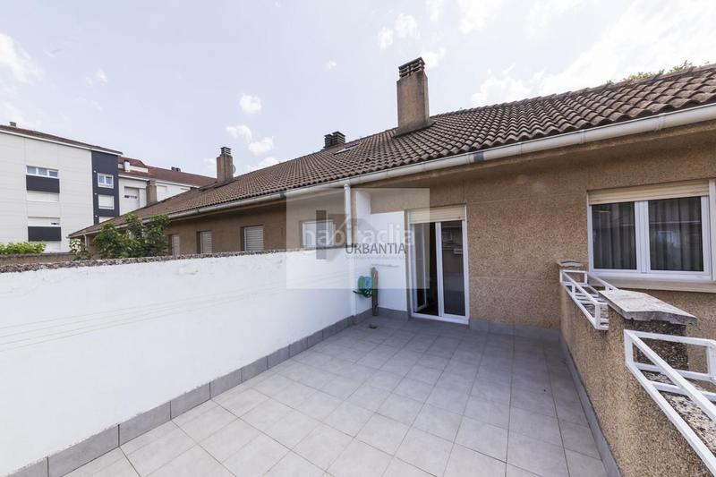 Foto 7c3af679-f8fe-4110-89d0-d435854026f7. Casa adosada precioso chalet adosado en esquina . en Berriozar