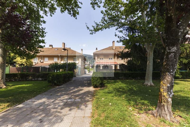Foto d8559f53-07ae-4b1f-b2f4-5def0dda6f40. Casa adosada precioso chalet adosado en esquina . en Berriozar