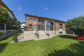 Maison  Travesía san martín. Espectacular chalet independiente de lujo en paternain  cendea d