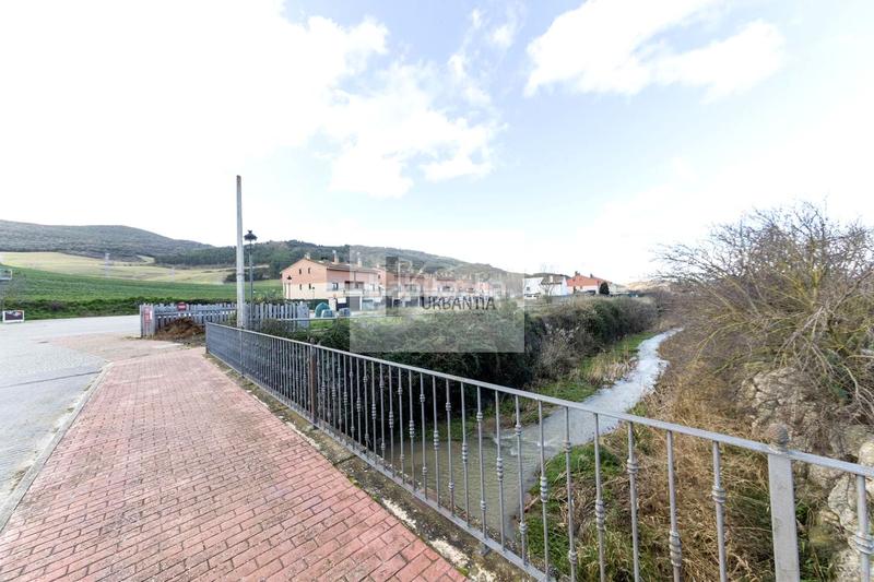 Foto 330d8c00-b7fe-4d45-9f78-b1453ba7ae8f. Casa ultimas viviendas en esquina promoción en Enériz