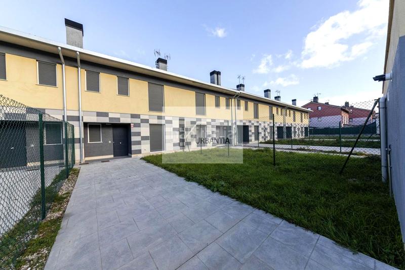 Foto e119758f-69c5-4ad1-936e-17828d3e5084. Casa ultimas viviendas en esquina promoción en Enériz