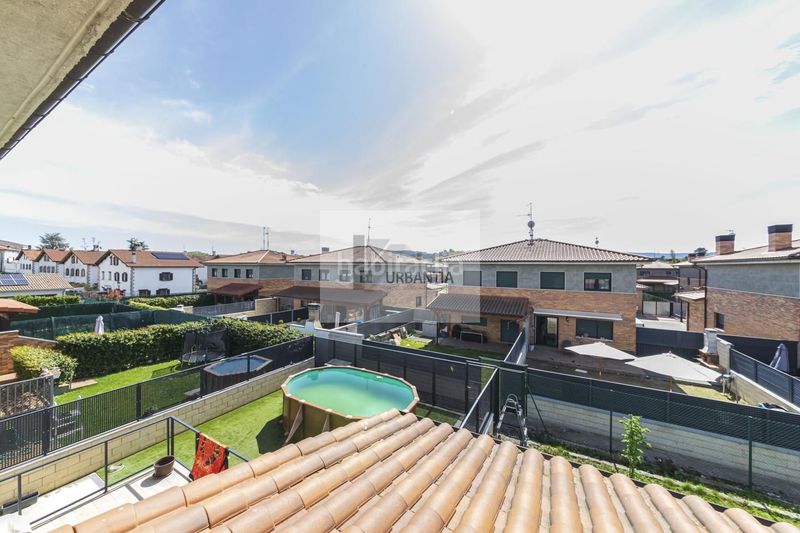 Foto 1e6b5989-8b92-412a-bf98-f5fa05d945ec. Casa aparellada amb calefacció a Olza