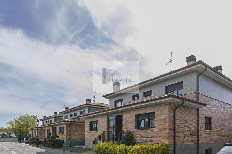 Foto 87f3dfe3-fee3-4762-92ae-a372351f81eb. Casa aparellada amb calefacció a Olza