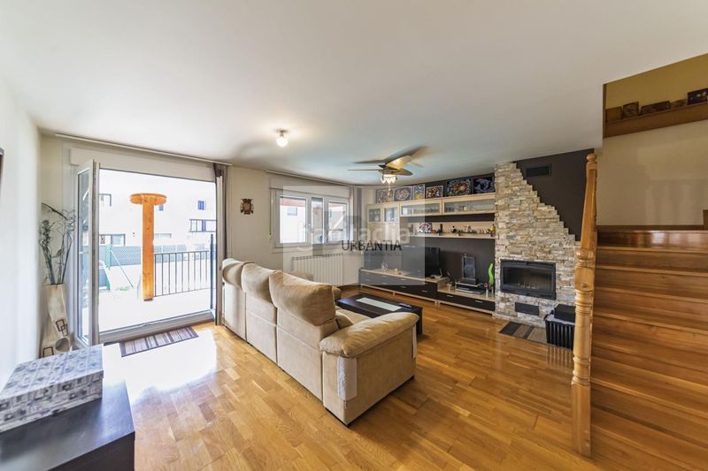 Foto ba6fa4ab-fe4f-4f33-bb23-d07288634e10. Casa aparellada amb calefacció a Olza