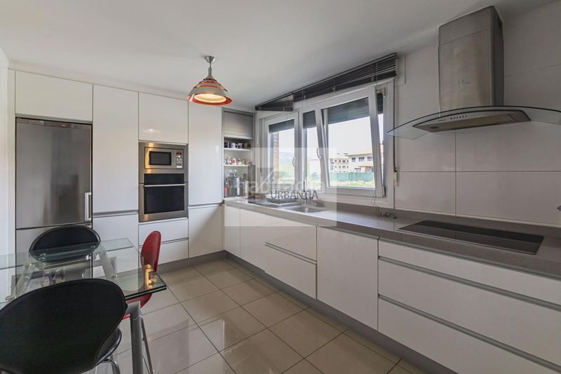 Foto c5e58a9a-d2bb-4d68-acaf-2e71126e65f7. Casa aparellada amb calefacció a Olza