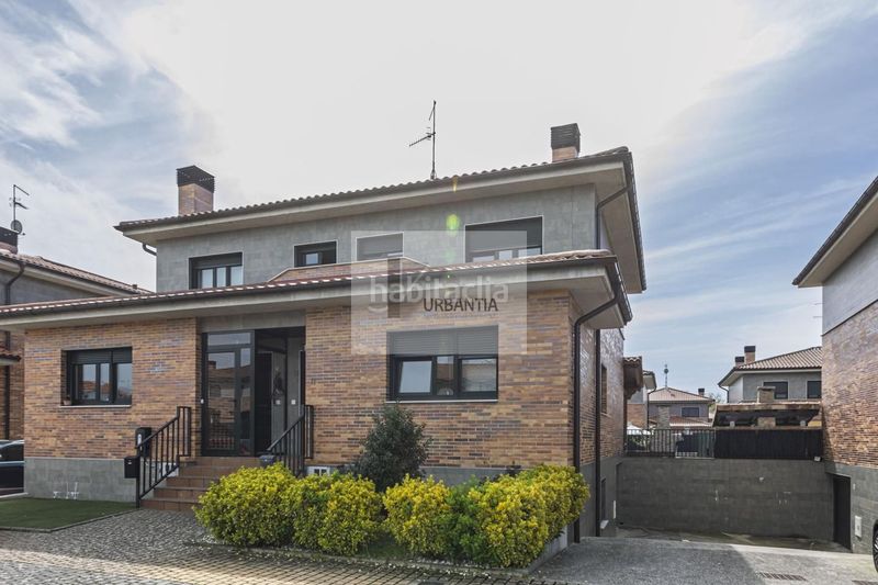 Foto d5fb728a-01b0-4aae-aebc-231b51d9f07d. Casa aparellada amb calefacció a Olza