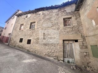 Masía  El planete. Grán casa de piedra para rehabilitar, con patio privado en el ce