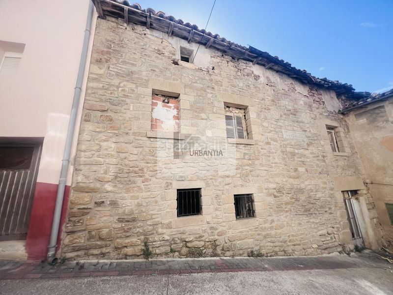 Foto d2a97a06-35df-41e4-a63f-358e9db7a41f. Masia a Larraga