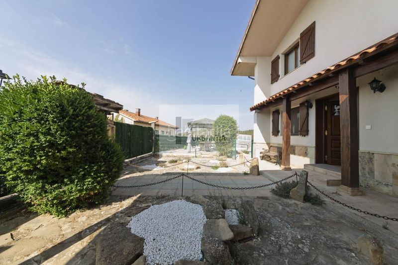 Foto b49f62ad-482a-4d72-aeea-f2db976154ce. Casa amb calefacció piscina a Olóriz