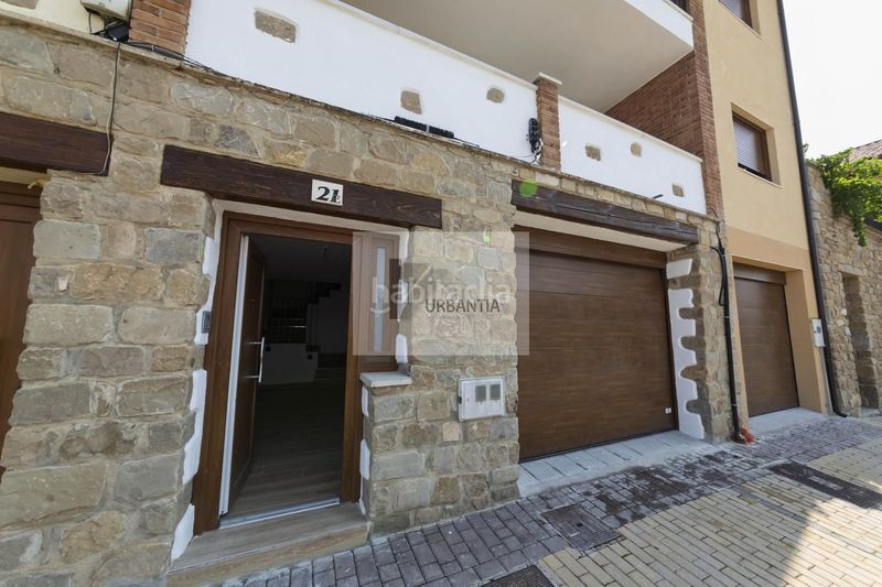 Foto f0aa2c7e-7e0c-46b9-9d4f-9a80cf0d3fa8. Casa adossada amb calefacció a Larraga