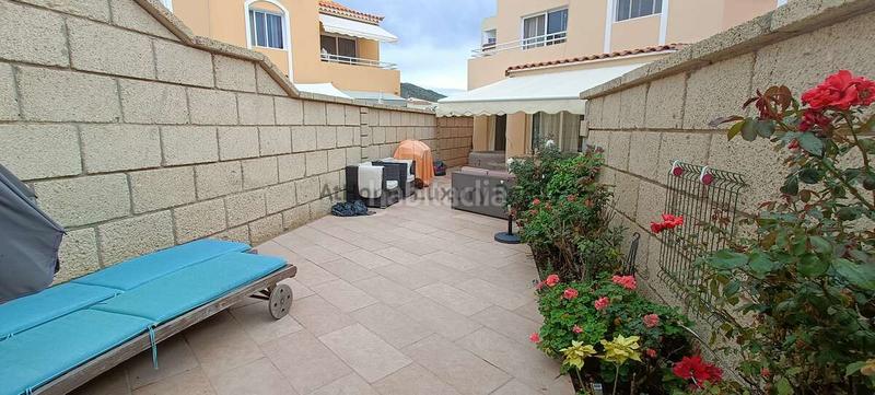 Foto 347ec055-19ea-4503-a124-69f611e6dccf. Casa pareada casa en el madroñal, residencial el flamboyan, 4 hab en Adeje