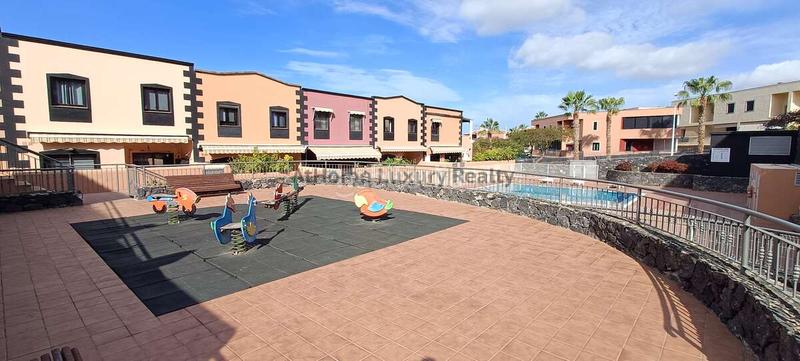 Foto b9c30692-bcbd-4007-8323-8b5cc236e174. Reihenhaus mit parking pool in Casco Urbano Adeje