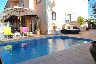Casa en Casco Urbano. El galeon adeje, residencial villas la capitana, 4 hab, piscina