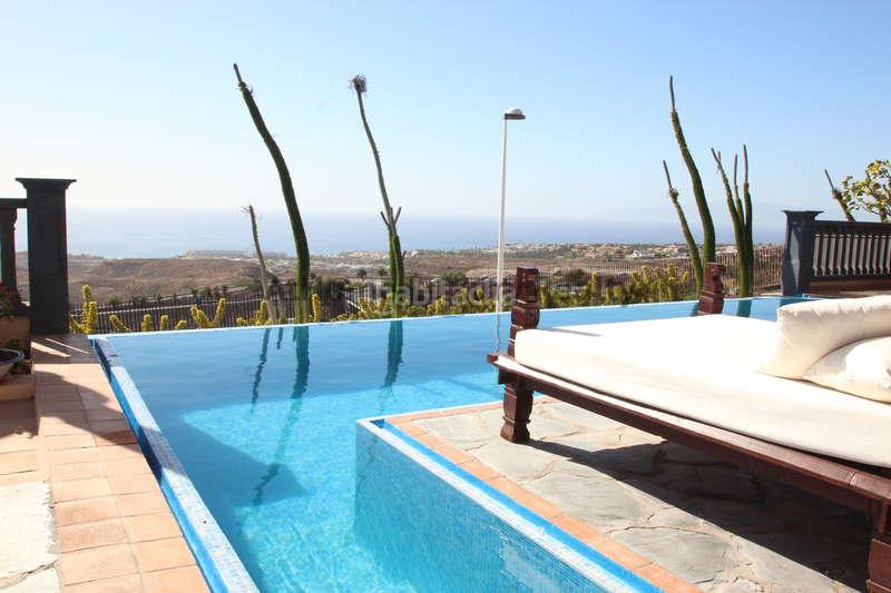 Foto b5674212-35ba-44e7-af1b-9475bbe7197d. Chalet con parcheggio piscina in Casco Urbano Adeje