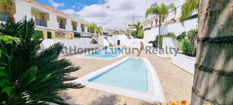 Foto 5a3214da-ce3c-4e5d-924f-950bef6dbdf0. Towny house with parking in Playa Fañabé Alto Adeje