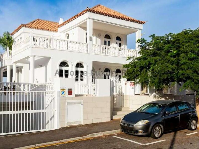 Foto fa50f565-c56a-4cec-8240-a0de75fbd20a. Chalet con parcheggio piscina in Casco Urbano Adeje
