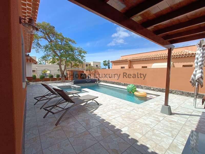 Foto 5db97f0e-2a2e-4589-a907-6d4154aab496. Chalet bajada de preció.villa en el madroñal recién reformada,3 habdespacho, piscina privada. enfrente del colegio internacional costa ad en Adeje