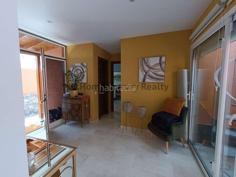 Foto 850a1134-ea99-4fe5-a5fd-ca252a597306. Chalet bajada de preció.villa en el madroñal recién reformada,3 habdespacho, piscina privada. enfrente del colegio internacional costa ad en Adeje