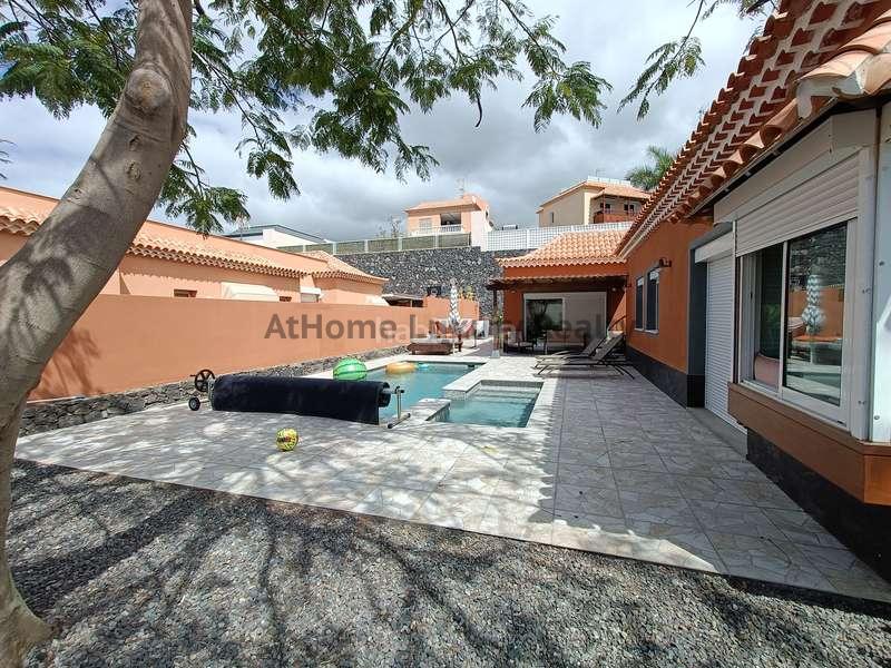 Foto 8eedd79d-6324-43ca-a61f-cf3e5ceb493a. Chalet bajada de preció.villa en el madroñal recién reformada,3 habdespacho, piscina privada. enfrente del colegio internacional costa ad en Adeje