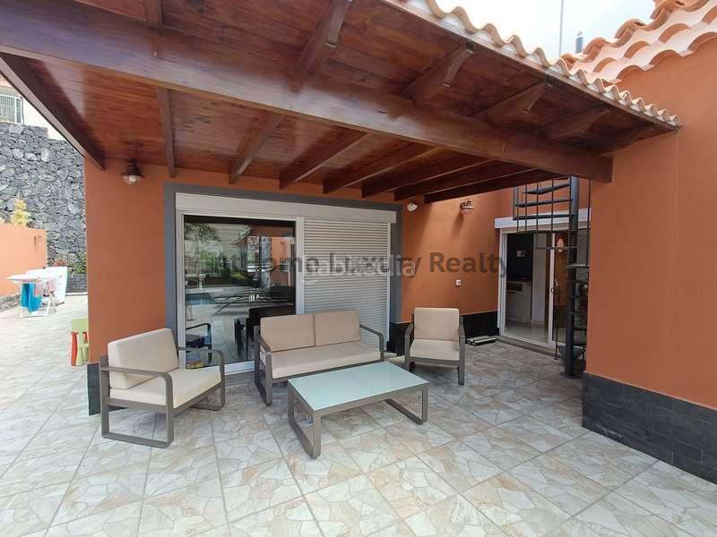 Foto c8aae253-c565-4457-be48-29a2ddcc0960. Chalet bajada de preció.villa en el madroñal recién reformada,3 habdespacho, piscina privada. enfrente del colegio internacional costa ad en Adeje
