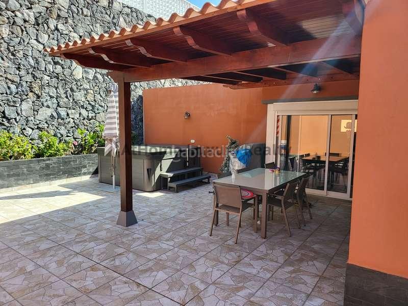 Foto e7c05580-620d-4b1a-bba5-1c5c42d1c2bb. Chalet bajada de preció.villa en el madroñal recién reformada,3 habdespacho, piscina privada. enfrente del colegio internacional costa ad en Adeje