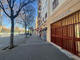 Business premise  Calle poeta manuel benitez carrasco. Se vende local en avdapoeta manuel benitez carrasco