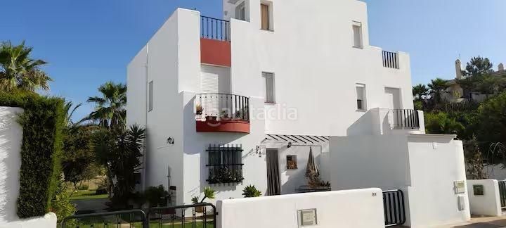 Foto 1155e5f6-cded-4c1c-a1af-54e1286ffcd3. Casa aparellada amb aparcament piscina a Lepe