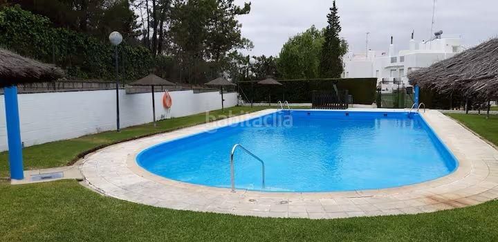 Foto 2da5f6e8-9298-4f86-b22b-57e3c186ef2c. Casa aparellada amb aparcament piscina a Lepe