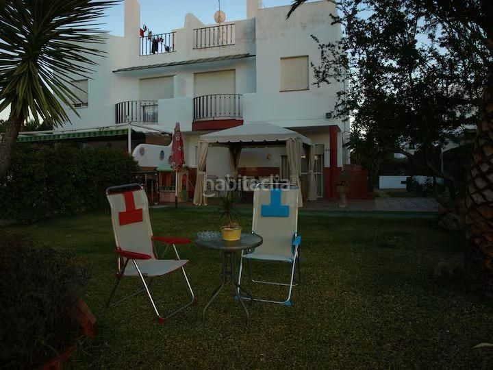 Foto 3a762a81-070f-4522-a225-9c5b5910950d. Casa aparellada amb aparcament piscina a Lepe