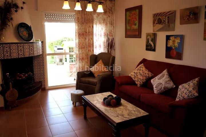 Foto 4296975b-4927-43c0-b7ee-de23576e1989. Casa aparellada amb aparcament piscina a Lepe