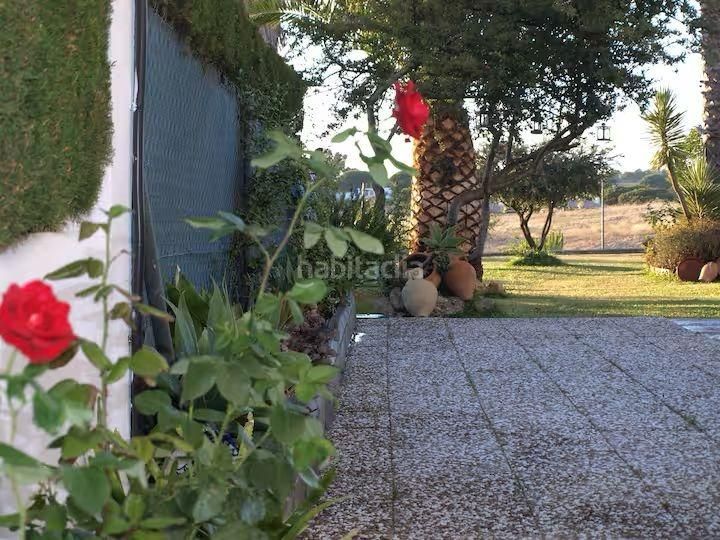 Foto 88f9a7c9-a89f-4d22-a159-2f29fb666b52. Casa aparellada amb aparcament piscina a Lepe