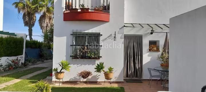 Foto a113b795-d54d-4ee6-a2a1-de7a3110d1b5. Casa aparellada amb aparcament piscina a Lepe
