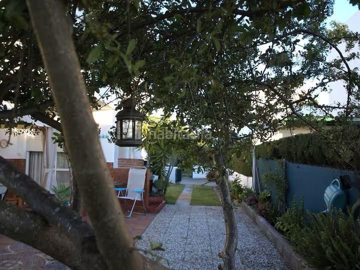 Foto b0a43ca6-2685-4b5f-b304-04d7346c5718. Casa aparellada amb aparcament piscina a Lepe