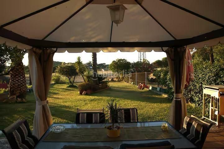 Foto b6e6a83e-aef2-48c6-9e5d-1af6109cc2ae. Casa aparellada amb aparcament piscina a Lepe