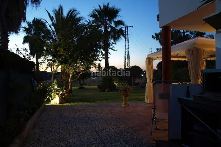 Foto be536841-daa6-4881-aba8-451773710171. Casa aparellada amb aparcament piscina a Lepe