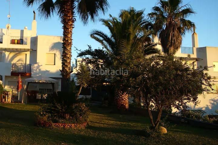 Foto e99b3f19-afe9-4889-95e1-0a0bab2df08d. Casa aparellada amb aparcament piscina a Lepe