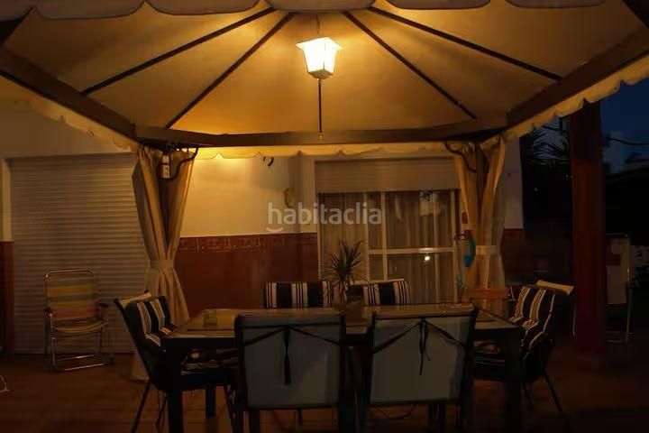Foto eb8d7ba1-d3c5-4d09-abd6-ed28c6890cb9. Casa aparellada amb aparcament piscina a Lepe