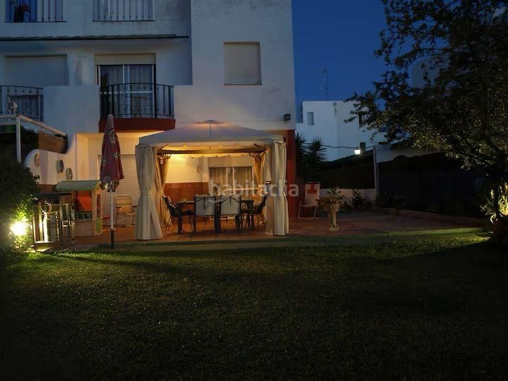 Foto f75deb8d-9360-4be4-94a4-5b3d317c6b26. Casa aparellada amb aparcament piscina a Lepe