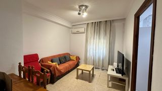 Rent Flat in El Plantinar - Avda. La Paz - El Juncal. Se alquila piso para estudiantes