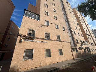 Rent Flat  Calle malvaloca. Se alquila piso para estudiantes  en 1.200 euros