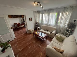 Rent Flat  Avenida diego martinez barrio. Se alquila piso a chicas estudiantes
