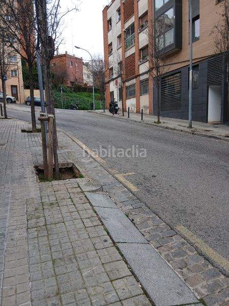 Foto 13899513-4c10-4312-b188-7076ba4c47f1. Aparcament cotxe a Carmel Barcelona