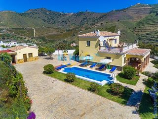 Chalet in El Peñoncillo. Fantástica villa de 4 dormitorios sobre punta lara en nerja