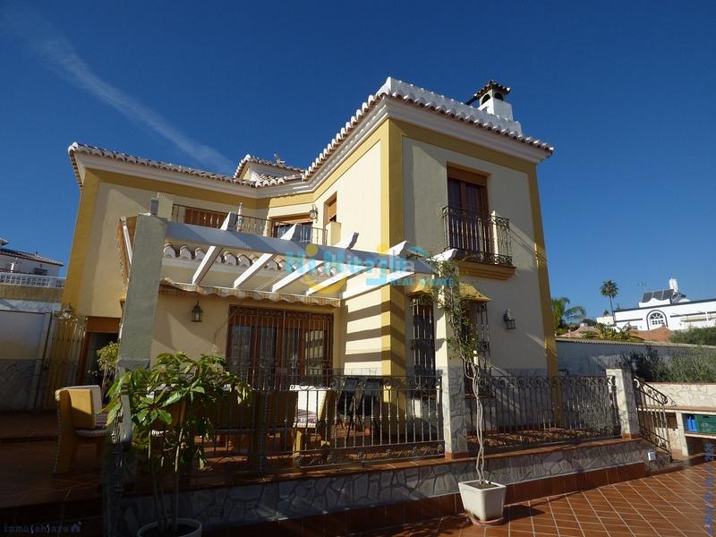 Foto 0b29680f-42cd-4485-97bd-d0721f45483e. Chalet con riscaldamento parcheggio piscina in Centro Nerja